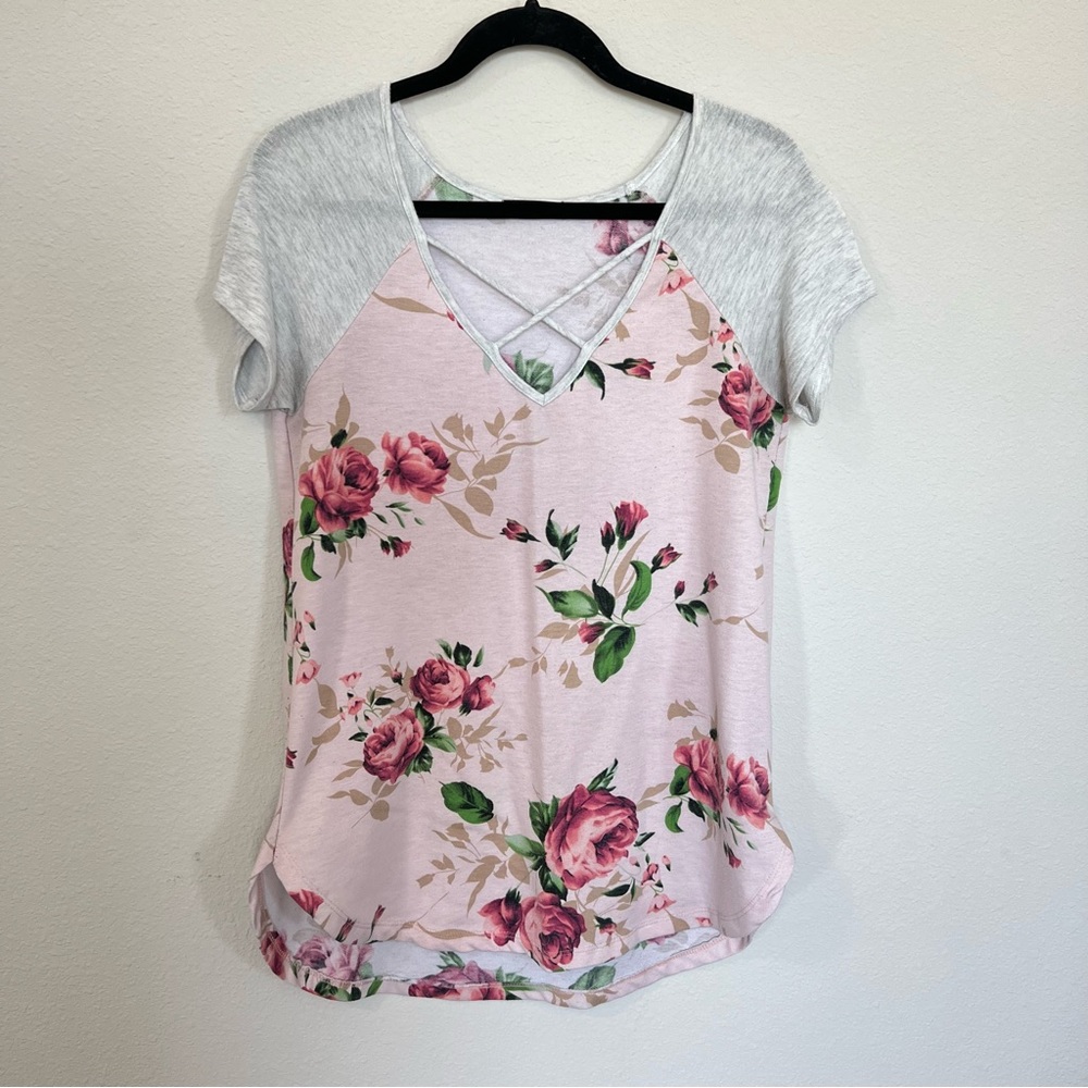 Staccato size medium floral criss cross neckline t shirt from kikilarue (112)